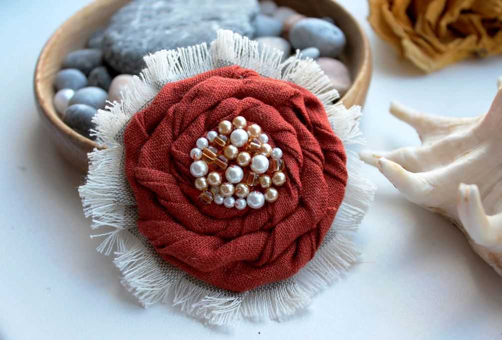 Брошь из бисера своими руками: простые схемы и фото для начинающих